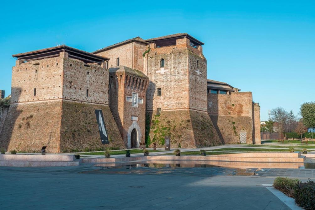 Lamalatestina Suite - Apartment In Front Of The Castle Rimini Exteriör bild